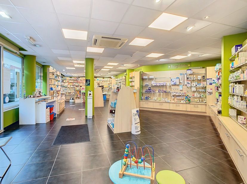 Moderne handelsruimte (128 m²) te koop op hoekligging te Oostende.&lt;br /&gt;
Dit vastgoed op een hoekligging langs de bruisende Torhoutsesteenweg biedt bi