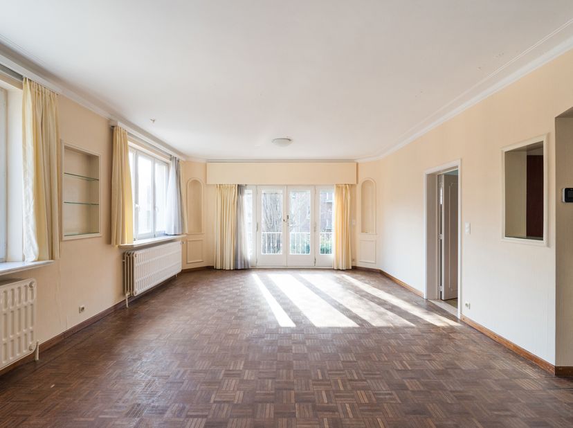 IXELLES, dans le quartier du Solbosch, à proximité du Bois de la Cambre, de lAvenue Franklin Roosevelt et du Cimetière dIxelles, MAISON 3 façades (7ch