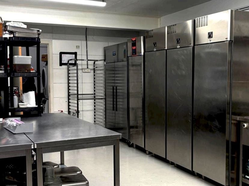 Te huur  Modulair bedrijfsruimte van +/- 350 m² in Waver&lt;br /&gt;
Indeling:&lt;br /&gt;
- Atelier (spoelzone, keuken, bufferzone): 175 m²&lt;br /&gt;
- Bureauruimte