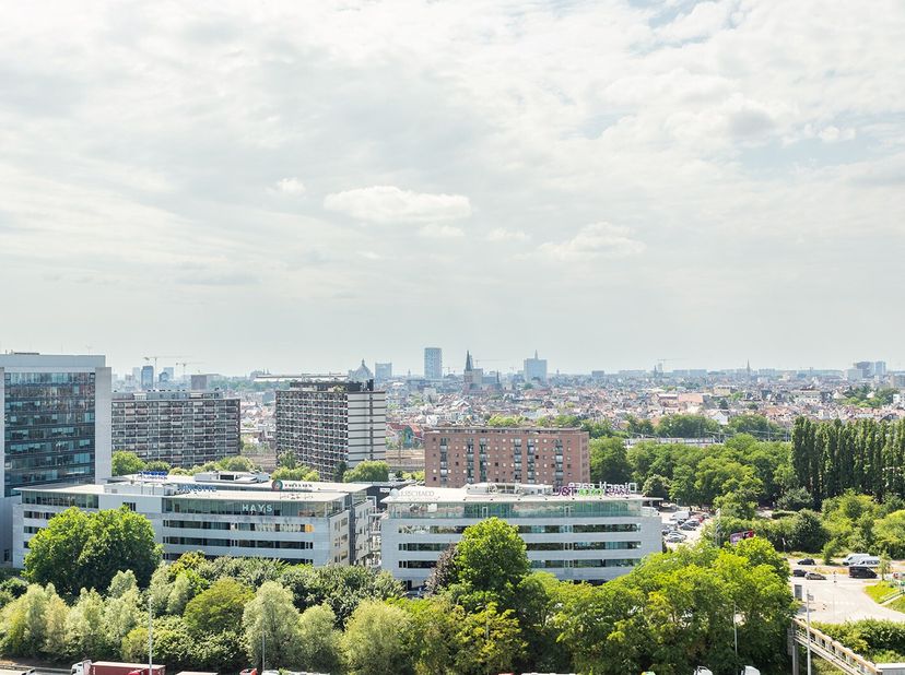 Met het prachtige Rivierenhof als je achtertuin en het openbaar vervoer voor de deur, geniet je hier van de ultieme combinatie van het stadsleven en g