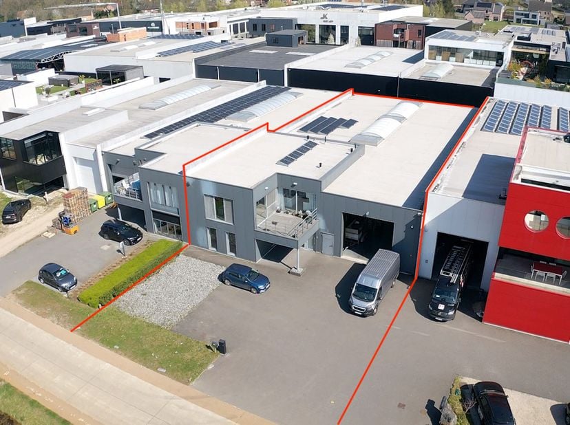 Recent bedrijfsgebouw (2017) met MAGAZIJN, APPARTEMENT en KANTOOR/SHOWROOM op een perceel van 1.100m². &lt;br /&gt;
&lt;br /&gt;
Ligging: gelegen in KMO-zone Keme