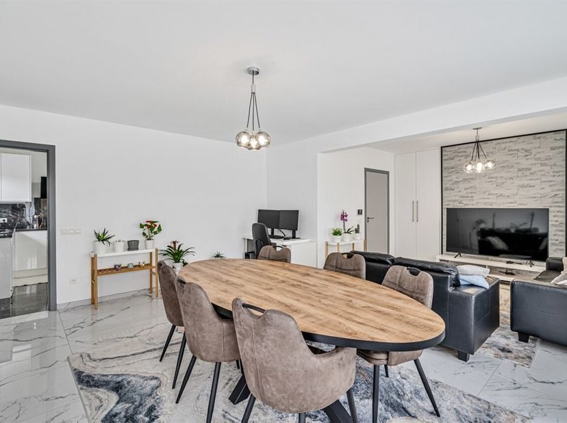Dit zeer ruime appartement werd totaal gerenoveerd in 2022 en is gelegen in een heel rustige straat te Erembodegem. Dit appartement omvat een inkomhal