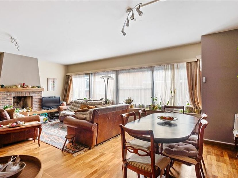 In het hart van Duffel bevindt zich dit instapklare appartement, ideaal voor wie op zoek is naar een ruime en aangename woonst met tal van mogelijkhed
