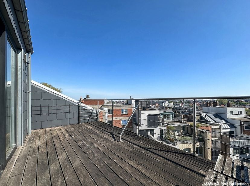 IXELLES, à proximité de la Place du Châtelain, des étangs d&#039;Ixelles et du bois de la Cambre, PENTHOUSE (2ch/1sdb) duplex de ±150 m² suppléé de deux be