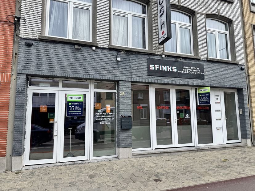 Op zoek naar de perfecte locatie voor jouw zaak? Dit handels- of horecapand van 315 m², gelegen aan de drukbezochte Jules Moretuslei in Wilrijk, biedt