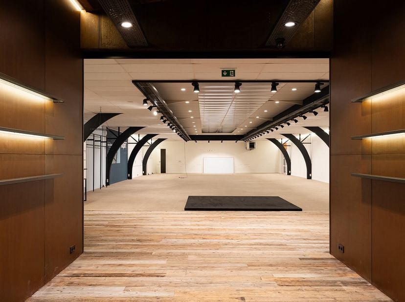 Découvrez ce bâtiment mitoyen spécial, idéal pour les entrepreneurs ou les indépendants qui souhaitent combiner vie et travail.&lt;br /&gt;
Vous êtes invité
