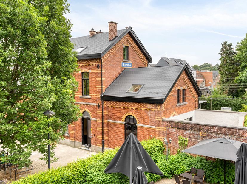 In het hart van Heverlee, op een steenworp van Leuven, ligt een bijzonder woonhuis met een uniek verhaal. Dit rechterdeel van het voormalige station v