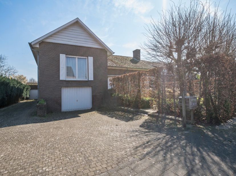 Bent u op zoek naar een ruime woonst om zelf volgens uw eigen smaak te renoveren? Dan is deze villa in de nabije omgeving van Gent (Cornelis de Schepp
