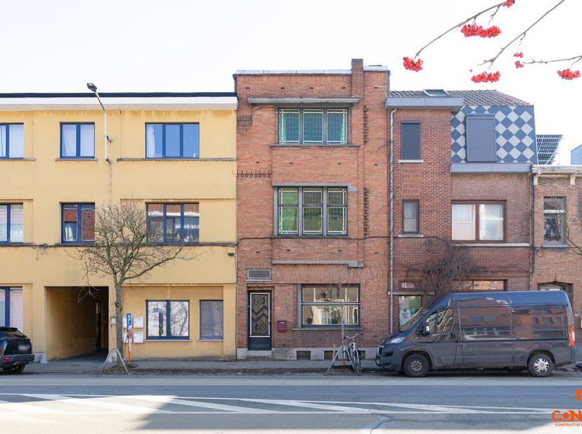 Ben je op zoek naar een woning met karakter en potentieel in een bruisende buurt van Gent? Deze ruime gezinswoning in de Francisco Ferrerlaan biedt ee