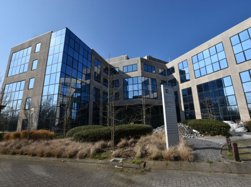 Bureaux avec façade nettoyée et un hall d&#039;entrée avec ascenseurs et escaliers rénovés. Nombres de places de parkings, un faux plafond, des restaurants