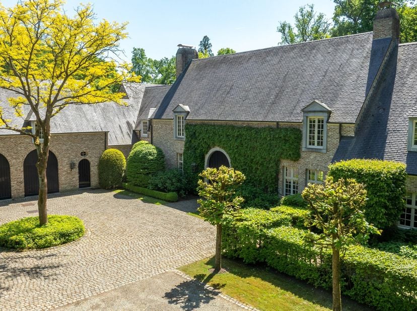 Domaine-villa spacieuse avec piscine intérieure et ascenseur sur l&#039;emplacement le plus unique et le plus recherché à Schildehof sur 2,7 ha.&lt;br /&gt;
Rez-
