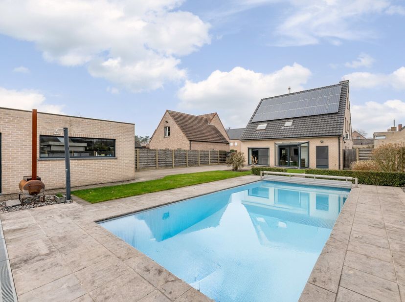 Deze ruime woning in Dessel is rustig gelegen, heeft een mooie tuin, terras en een zwembad. De woning heeft een garage en maar liefst 5 slaapkamers, w