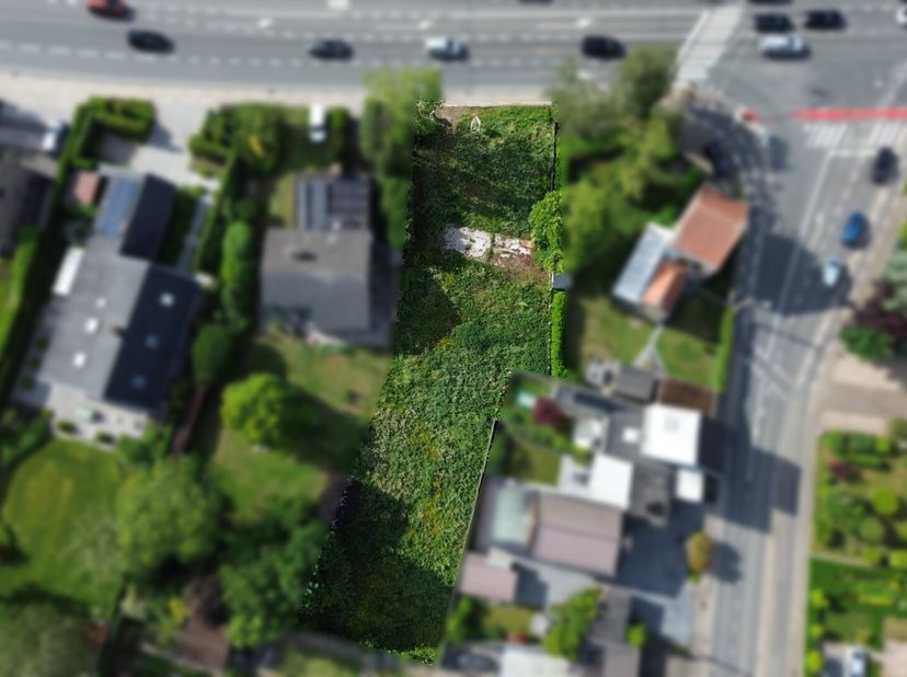 Deze bouwgrond van ca. 1.025 m² geniet van een uitstekende bereikbaarheid en is strategisch gelegen langs de N37, op korte afstand van het op- en afri