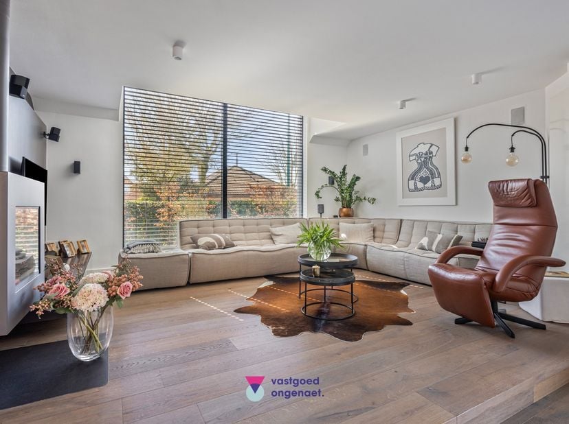 Deze vrijstaande woning straalt luxe en comfort uit en is volledig instapklaar. Alles werd tot in de puntjes afgewerkt met hoogwaardige materialen en