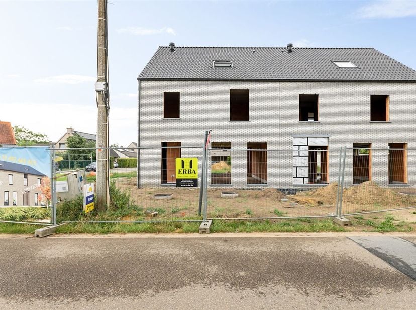 Ligging: Deze woning is gelegen in een rustige straat in Begijnendijk, op wandelafstand van het station. Dankzij deze centrale ligging geniet je van e