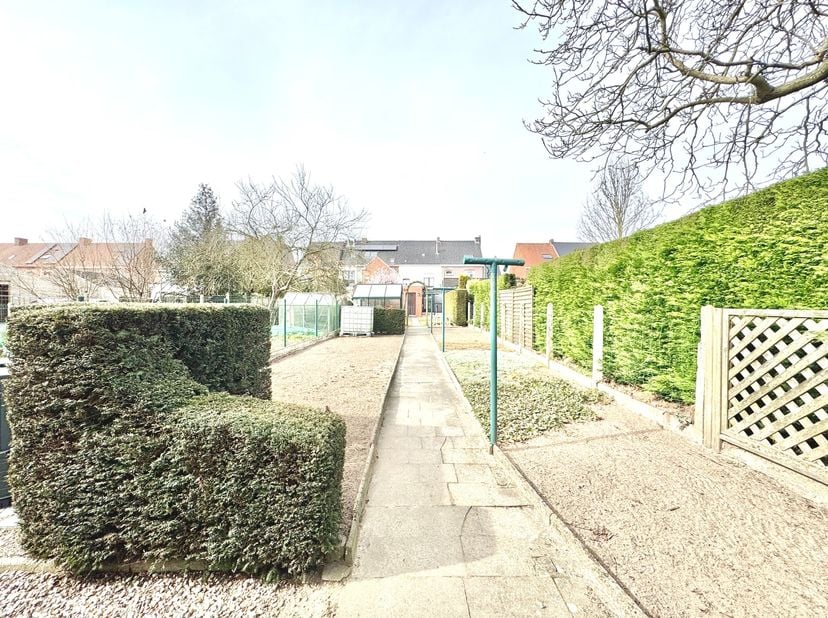 Zeer ruime en goed onderhouden woning met veel potentieel o.a. dankzij voormalige handelsruimte vooraan; 212 m² bewoonbare/ bruikbare vloeroppervlakte