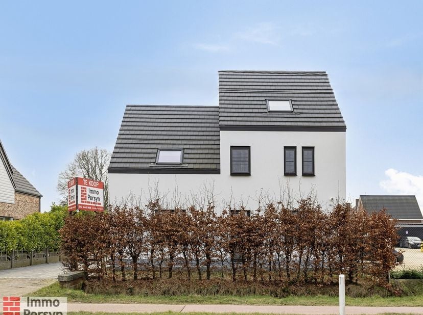 Deze prachtige woning, gelegen aan de Diestsesteenweg in Rillaar, biedt een unieke combinatie van topafwerking, ruimte en energiezuinigheid. De woning