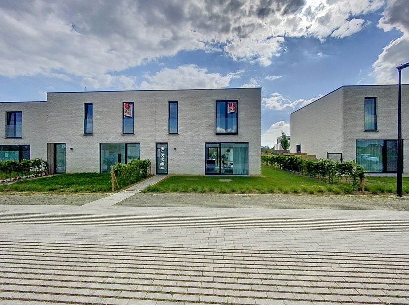 Bent u op zoek naar een halfopen nieuwbouwwoning? Dan is deze topper iets voor u! Deze woning biedt een perfecte combinatie tussen design en comfortab