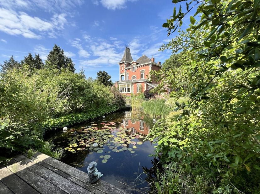 Gelegen in het hart van de groene rand rond Brussel, ontdek deze prachtige historische woning in Hoeilaart, een idyllische omgeving waar charme en rus