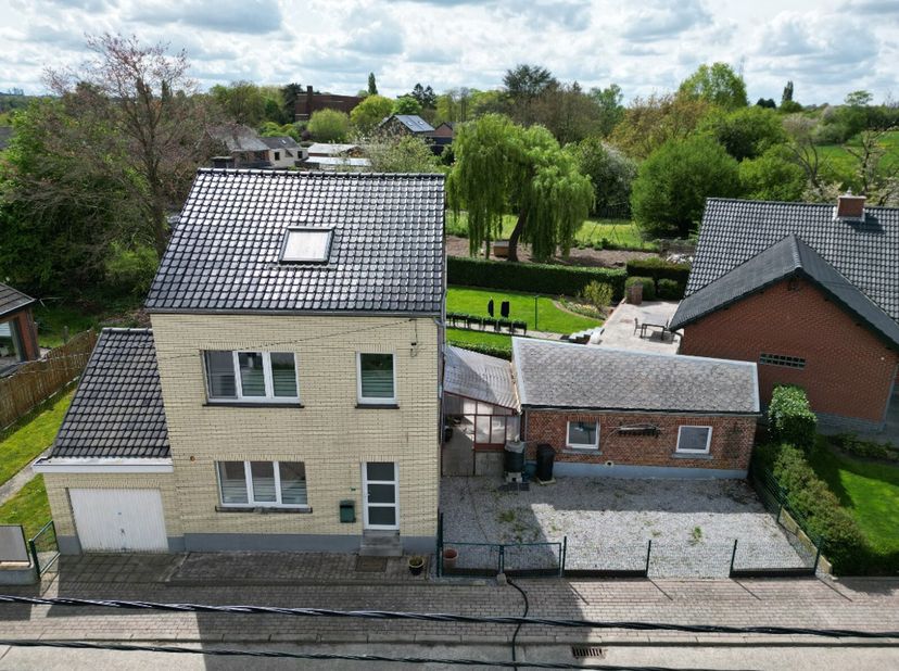 Offre à partir de 239.000euro. Charmante maison rénovée située à Jemeppe-sur-Sambre, à proximité de toutes commodités. Elle se compose comme suit :&lt;br