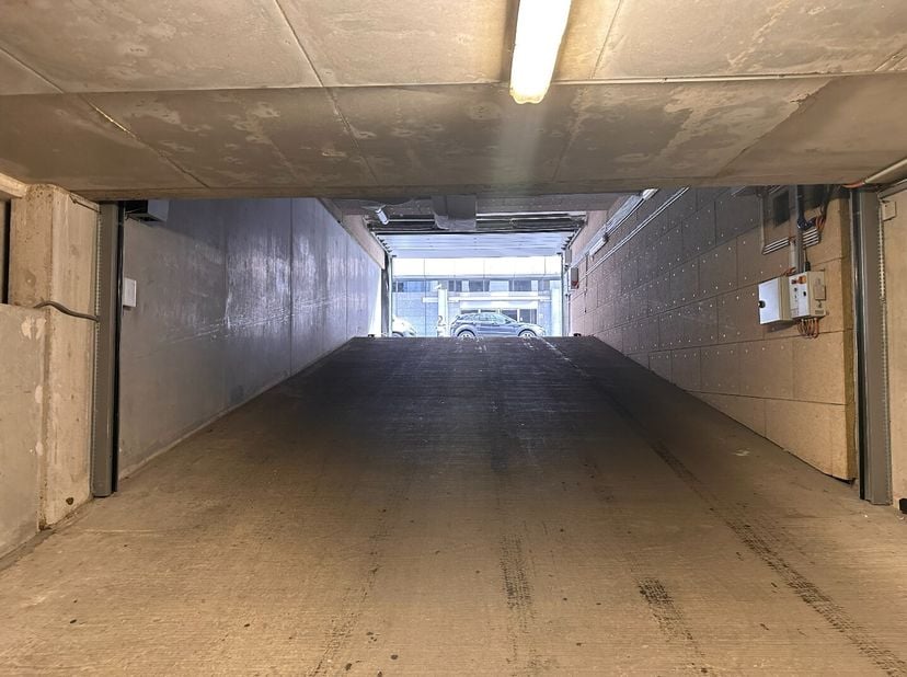 In het hart Brussel - overdekte parkeerplaats te huur&lt;br /&gt;
Vanuit de centrale ligging is men onmiddellijk op de kleine en grote ring van Brussel.&lt;br