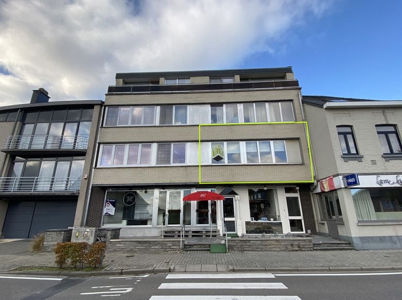 Immo Pické biedt U dit gunstig gelegen appartement aan in het centrum van Vlezenbeek en bijgevolg in de onmiddellijke omgeving van scholen, winkels, o