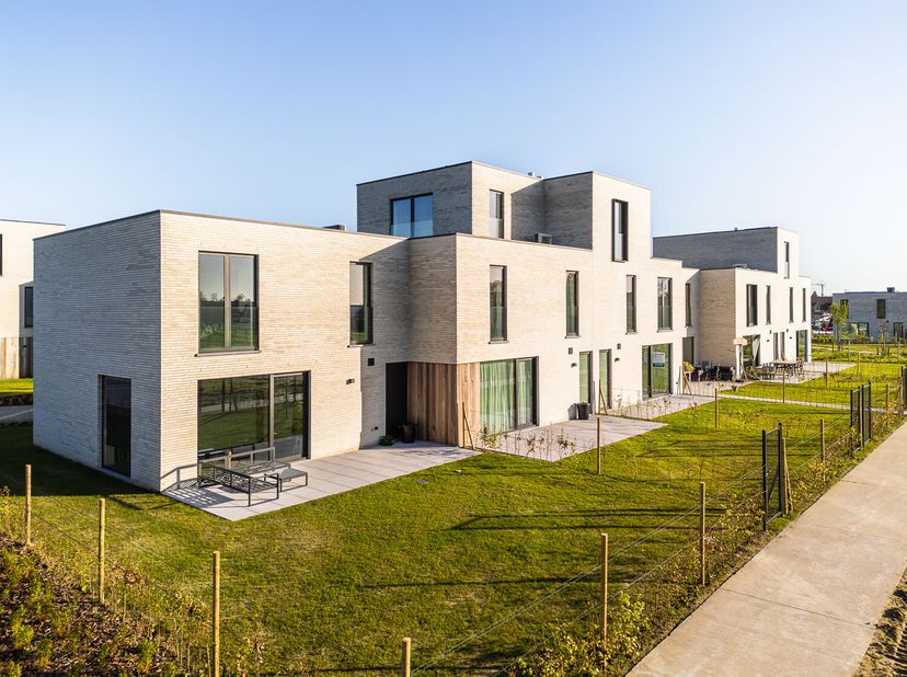 Maisons neuves neutres en énergie près du centre de Sint-Eloois-Vijve et à 5 minutes du centre de Waregem et de l&#039;E17.&lt;br /&gt;
Les maisons disposent tou