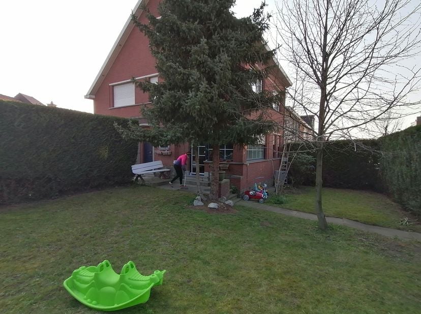 Gelegen in een rustige en gegeerde buurt, vlakbij Brussel, Zaventem, Vilvoorde en de E19/E40, combineert deze mooie woning charme, licht en potentieel