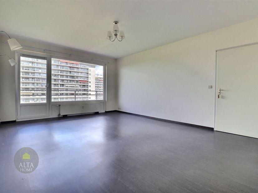 Bel appartement 2 chambres non meublé de 80m² au 7ème étage d&#039;un immeuble situé dans un clos calme et vert. Accès aisé à l&#039;OTAN et l&#039;E40 &amp; à toutes co