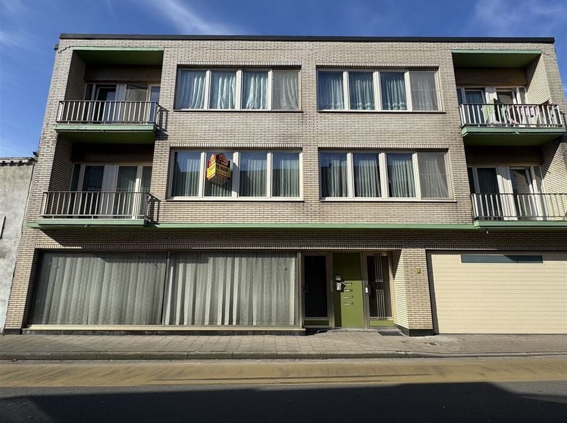 Dit mooie, centraal gelegen appartement bevindt zich op de eerste verdieping (geen lift) en omvat een ruime inkomhal met apart toilet, een lichtrijke