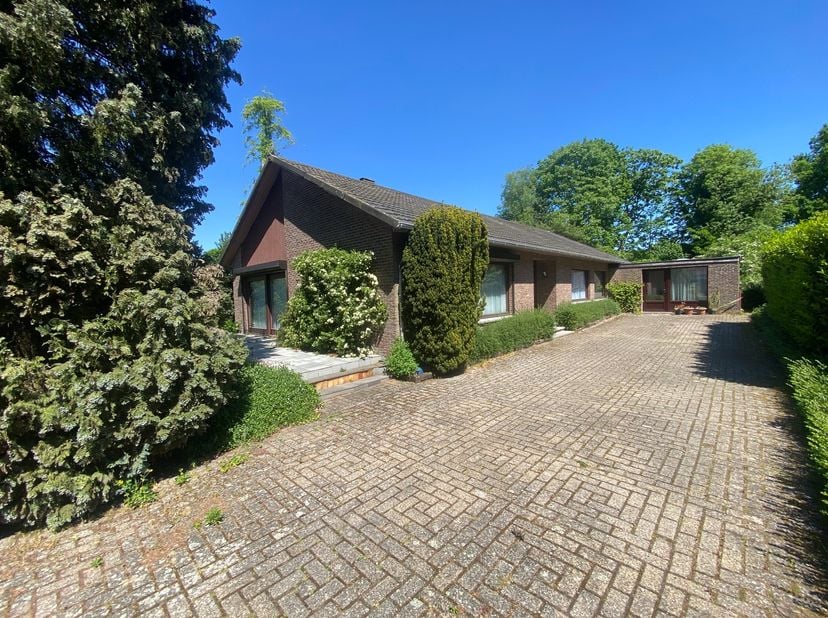 Charmante woning te koop in Leopoldsburg – Volop mogelijkheden!&lt;br /&gt;
Ben jij op zoek naar een woning met karakter én potentieel? Dan is deze op te fr