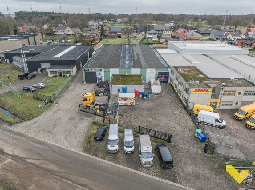 Deze industriehal van 1.300 m² is gelegen naast de E313 in Ham.&lt;br /&gt;
Tevens vindt u een aparte kantoorruimte met aanpalend een keuken en toiletten.&lt;b