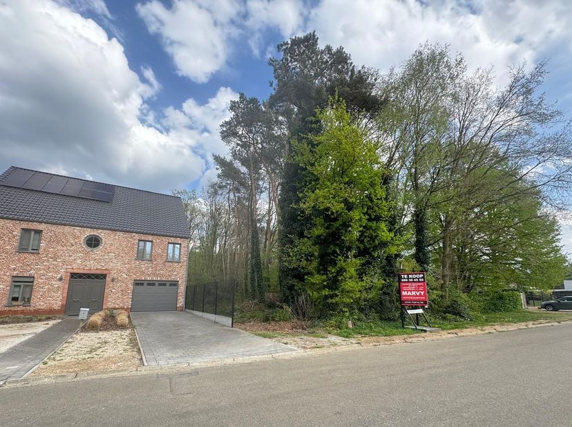 Bouwgrond voor halfopen bebouwing. Dit perceel is gelegen in een rustige doodlopende straat en in een aangename woonomgeving met een vlotte verbinding