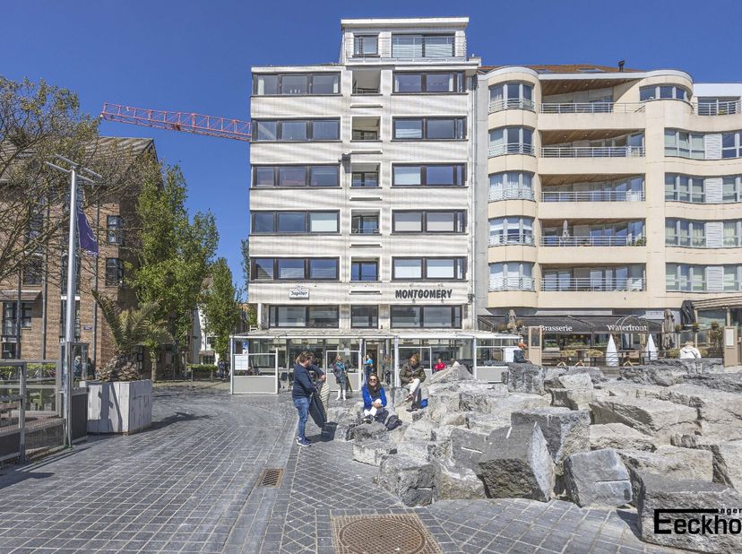 Dit lichtrijke en aangename 2-slaapkamerappartement bevindt zich in de verzorgde Residentie Montgommery, vlakbij de haven, station en in het historisc
