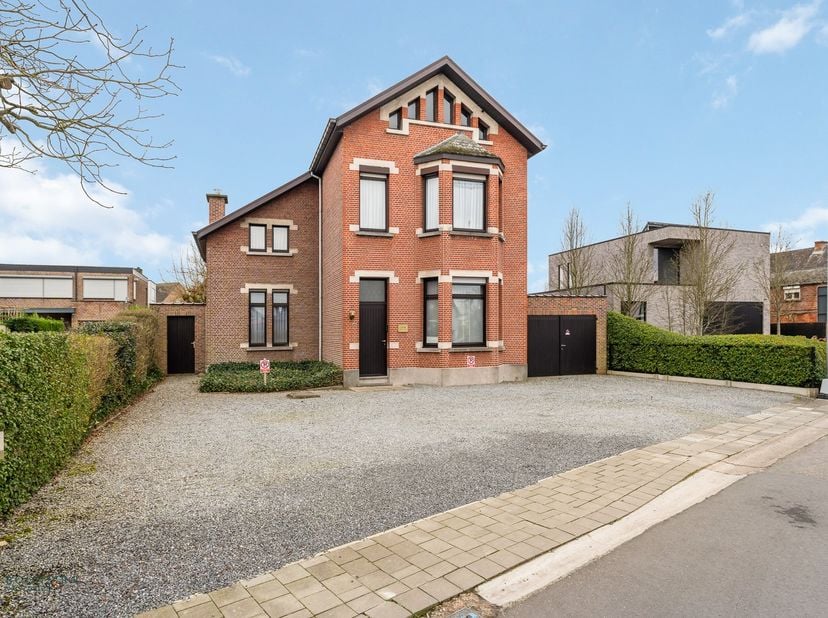Op een uitstekende locatie te Putte bevindt zich deze instapklare woning met zuidgerichte tuin. De woning geniet van een rustige ligging, toch met een