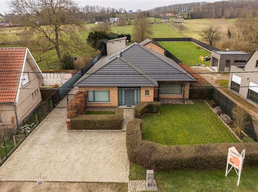 Op een mooi perceel van 17a60 presenteert zich deze uitstekend onderhouden en instapklare villa. Deze woning biedt een perfecte balans tussen rust, ru