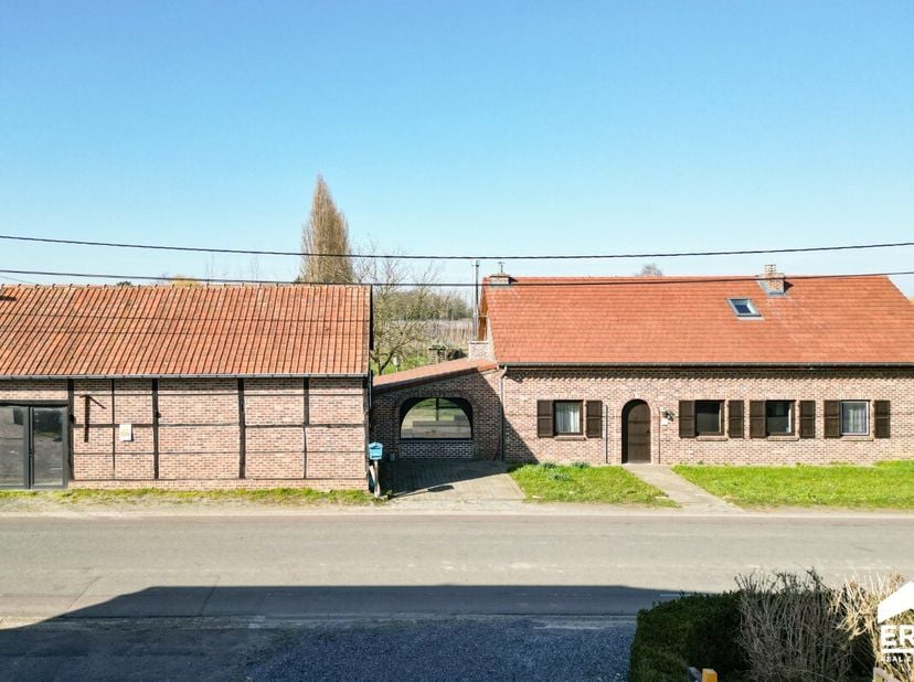 [[ DIT PAND NEEMT DEEL AAN DE ERA OPEN HUIZEN DAG OP 14/6 VAN 13:00 TOT 14:00 ]] Verder te renoveren, karaktervolle eengezinswoning met 4 slaapkamers,
