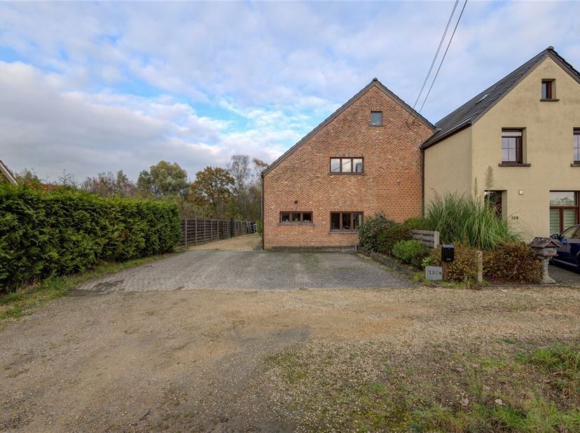 Deze zeer ruime woning is centraal gelegen en biedt tal van mogelijkheden. Met een bewoonbare oppervlakte van maar liefst 274m2,  leent ze zich uitste