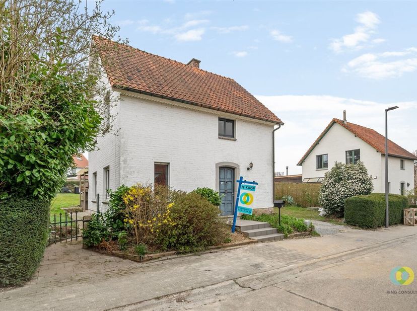Dans une rue calme et accueillante pour les enfants se trouve cette maison individuelle à quatre façades avec un beau jardin et suffisamment espace de