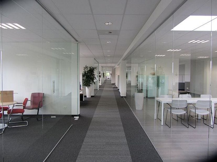 Het complex situeert zich in de bedrijvenzone A12 Brandekensweg-Molenberglei te Schelle, langsheen de as Brussel-Antwerpen, op één van de meest centra