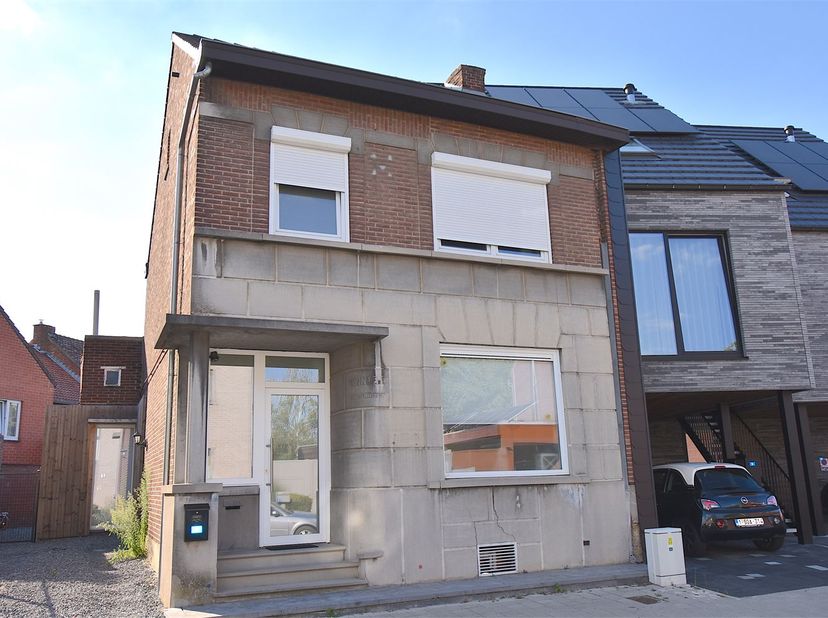 Deze half-vrijstaande woning werd onlangs volledig gerenoveerd, en is voorzien van nieuwe ramen, nieuwe verwarming, vloeren, badkamer, keuken, enz...&lt;