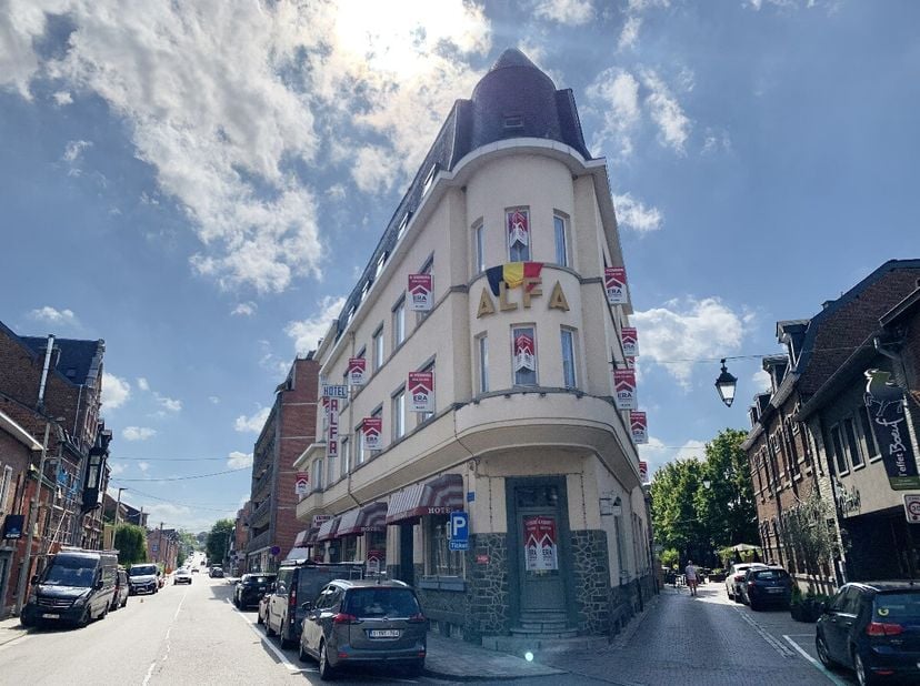 Lagence ERA B-LUX a le plaisir de vous présenter cet immeuble emblématique de lhistoire de la ville de Marche-en-Famenne exploité en hôtel/restaurant