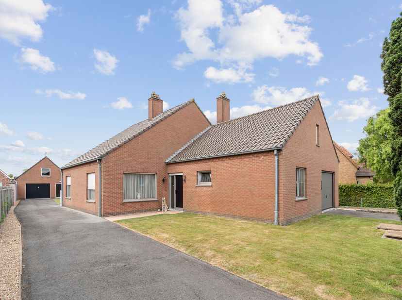 Op zoek naar een gelijkvloerse woning met zongerichte tuin en bijgebouw? Graag ook met een open zicht over de velden? Mis deze kans niet!&lt;br /&gt;
Indeli