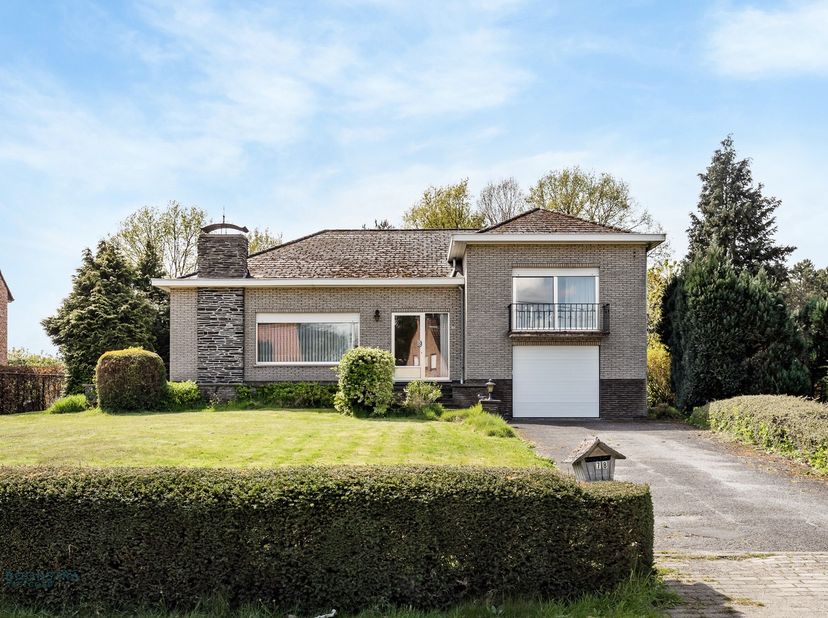 Op een goede locatie te Schriek bevindt zich deze te renoveren woning met 3 slaapkamers, inpandige garage en kelder op een ruim perceel van 1512m². U