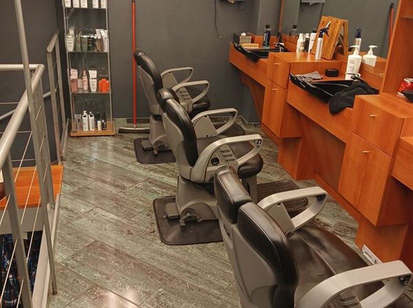Visite ou info : SMS/WhatsApp = 0476.57.08.72 (Chris. Delbrouck  IMMO 2A)   -   Rez-de-chaussée commercial (magasin avec mezzanine, et réserve/WC/bure