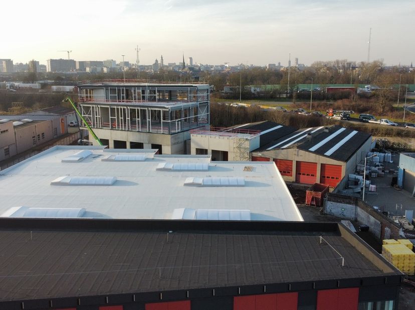Vlakbij de op- en afrit van Gentbrugge wordt een nieuw bedrijvencomplex ontwikkeld waar zowel KMO-units, service-kantoren als afzonderlijke kantoren t