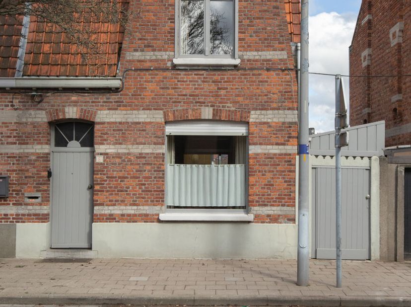 HALFOPEN WONING MET TUIN -  &lt;br /&gt;
 &lt;br /&gt;
Op te waarderen halfopen bebouwing te Sint-Kruis op een boogscheut van het stadscentrum, gelegen nabij inva