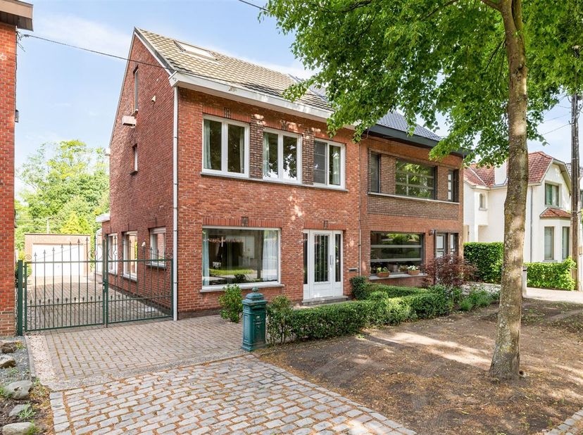 Gunstig gelegen gezinswoning met 3 slaapkamers, garage en een grote tuin, op wandelafstand van het centrum van Kalmthout&lt;br /&gt;
Deze woning is uitsteke