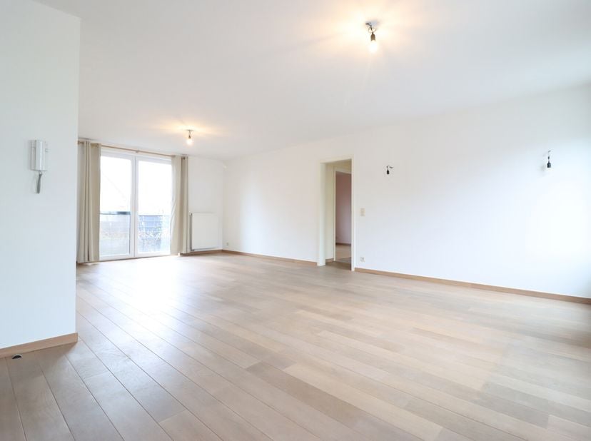Joli appartement ultra lumineux de 100 m² habitables avec terrasse, situé au centre du Village d&#039;Ellezelles, dans un immeuble récent avec ascensseur.