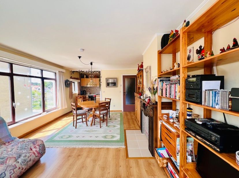 2 CHAMBRES -APPARTEMENT DE COIN AVEC EMPLACEMENTSitué au deuxième étage de la résidence Edith, Ringlaan Noord 12 à DE HAAN. Appartement de coin lumine